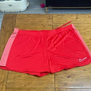 Nike Women's Red Standard Fit Athletic Shorts - XL - BB00510